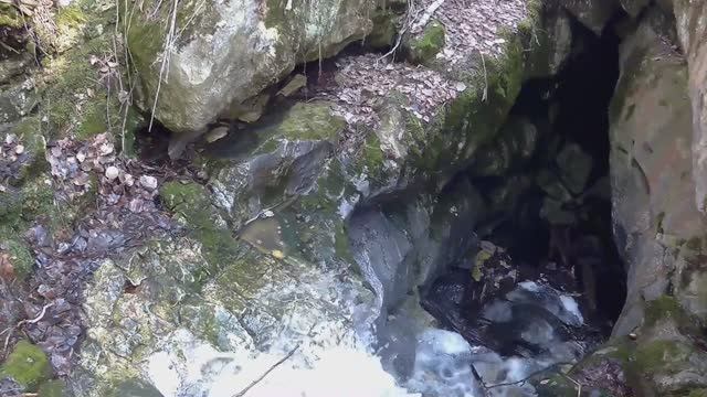 Бойцовская пещера в Крылосово и лесной водопад весной.Часть 2.Нашёл со второй попытки тайное место.