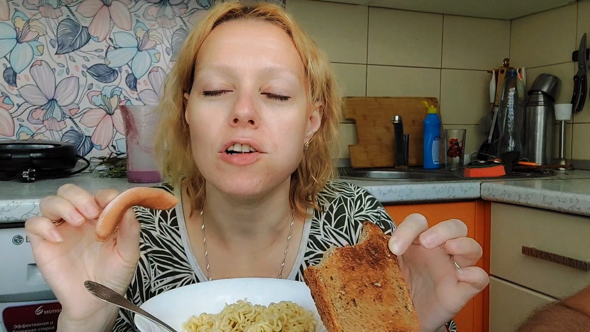 МУКБАНГ вы будете РЖАТЬ! Я в этом доме ЭКОНОМКА?! Сосиски с макаронами на обед