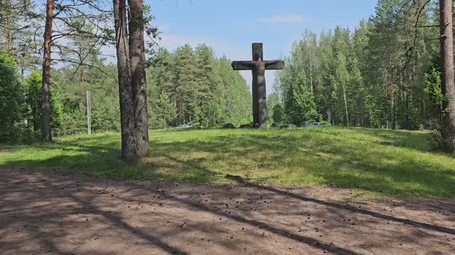 Карелия. Урочище Питкякангас. Мемориал «Крест скорби»
