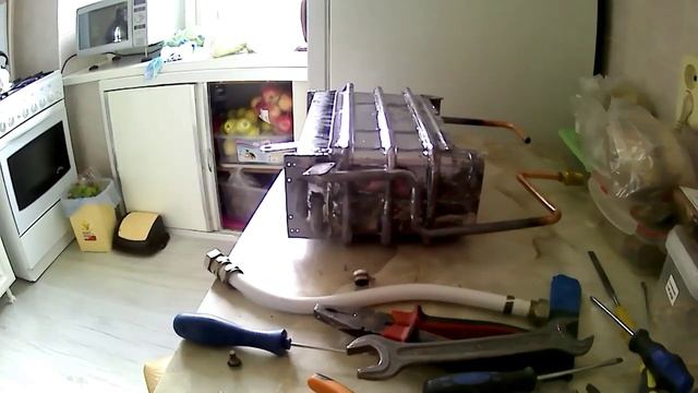 Меняем потекший теплообменник газовой колонки.