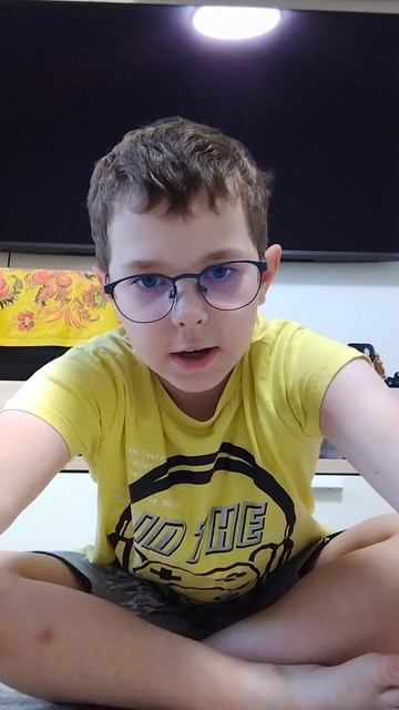 поднимаю гантели