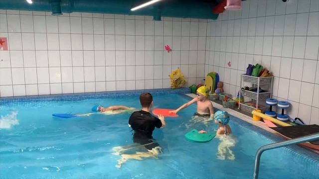 Групповые тренировки в бассейне для детей