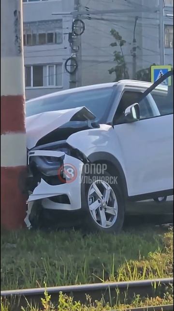 Около Стройграда девушка на Хендай вразалась в столб