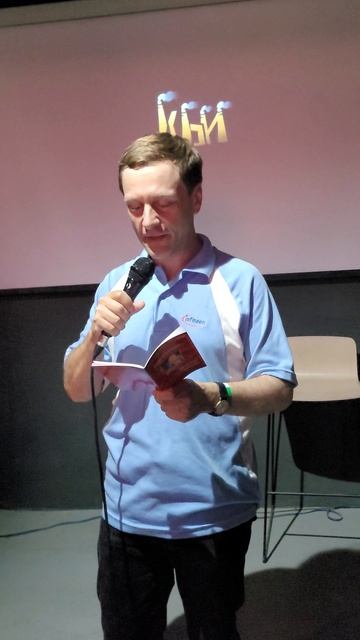 Юрий Тубольцев читает афоризмы и цитаты в клубе 4Попугая Москва Июль 2025 г.