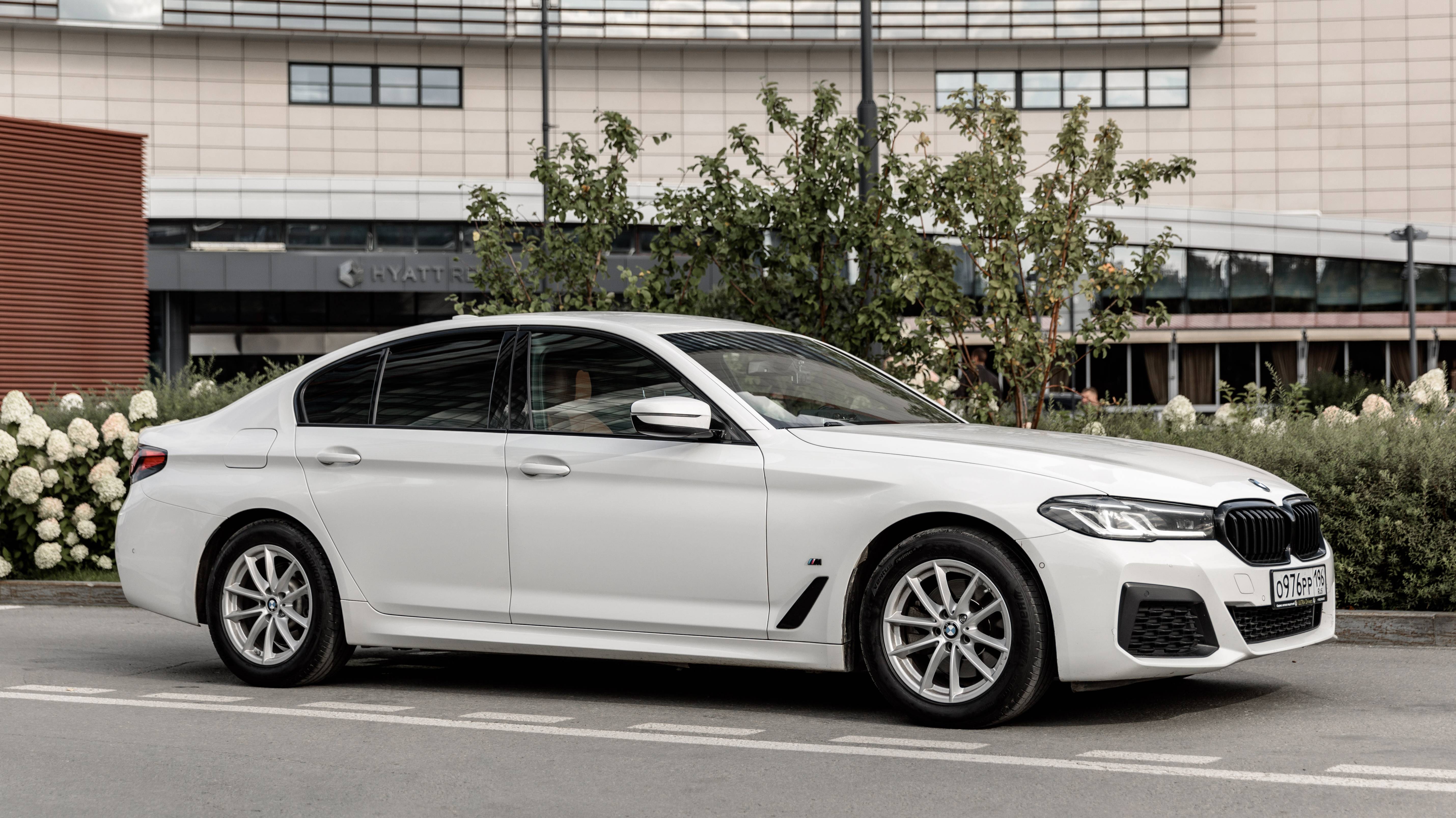 BMW 5-series с водителем в приложении Ultra Drivers