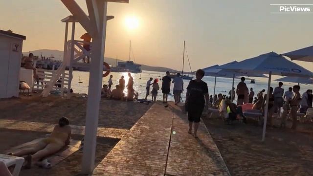 Геленджик Центральный пляж сегодня 17 июля 2025. Море и погода в Геленджике сейчас. Обстановка