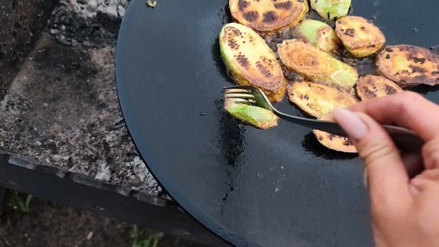 Готовлю всё и сразу. Марина жарит! плов, грибы, сосиски и кабачки. была ещё рыба, но она ушла в ночь
