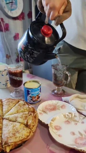 Сегодня стол накрывала Мариночка 👍  #вкусныйзавтрак #завтраксблинами #блинчики