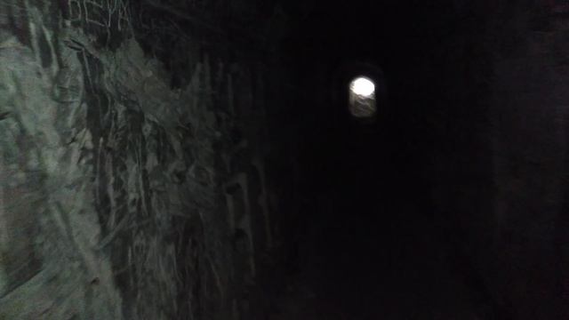 С крайней точки пещернрго Храма в Меловой горе в Воронежской области пробираемся к выходу