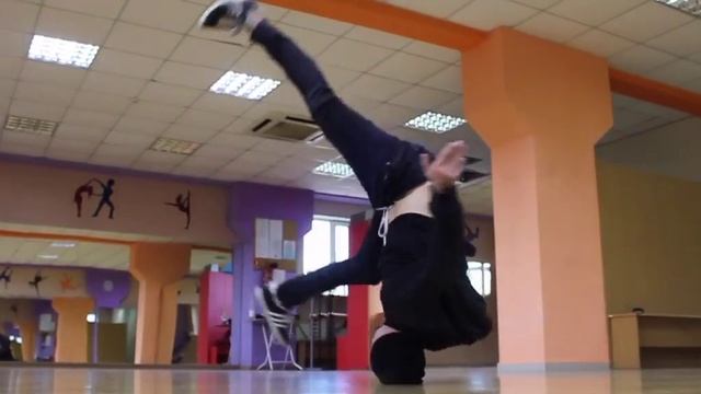 Парнишка не сложно сложить кубик-рубик на голове) При способе брект-данса