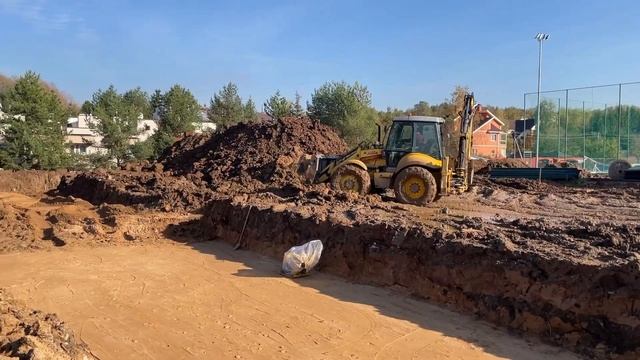 Экскаватор-погрузчик NH B115B, строит базу для тренировок футбольной команды «Спартак» Кострома