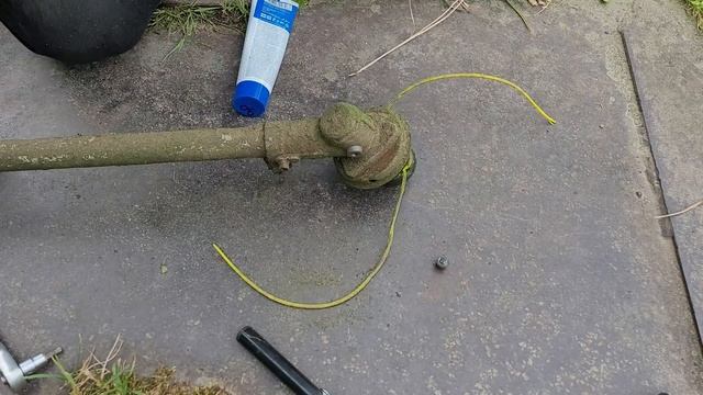 Как быстро смазать головку триммера.