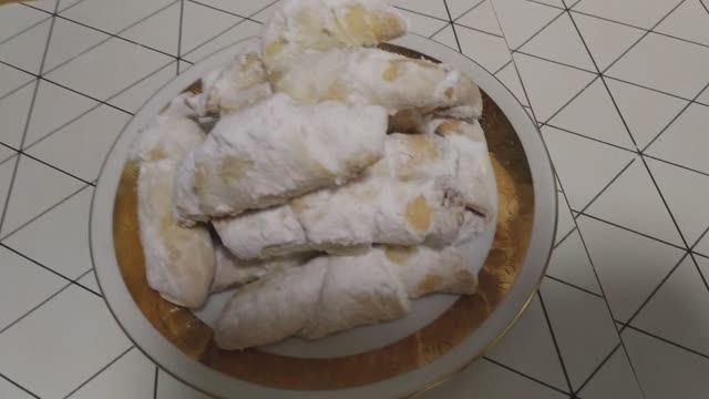 Рогалики с ореховой начинкой. Простой рецепт.