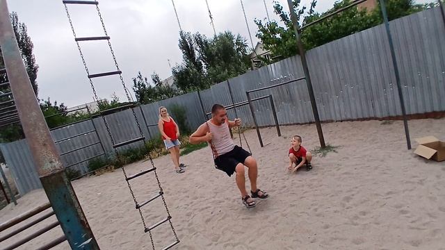 Качаемся на качелях на детской площадке. Я отдыхаю в Бишкеке.Чем я занимаюсь там,жизнь в Кыргызстане