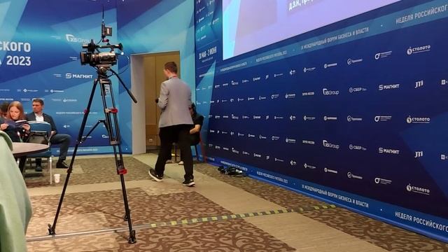 Оператор присел отдохнуть и попить воды (5)