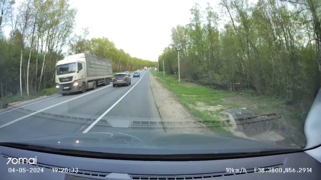 Прилетел камень из-под фуры