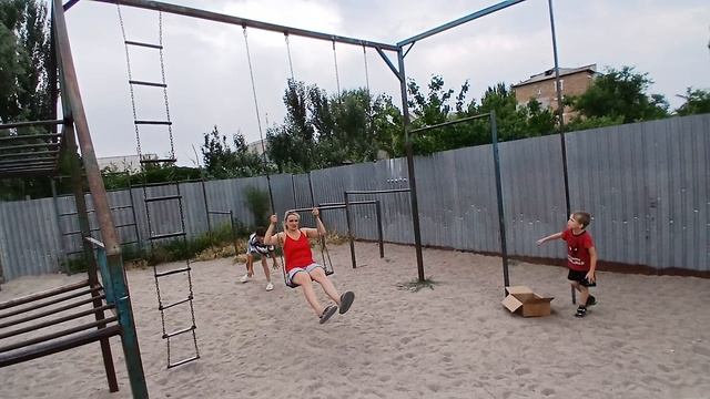 Качаемся на качелях на детской площадке. Я отдыхаю в Бишкеке.Чем я занимаюсь там,жизнь в Кыргызстане