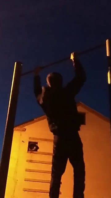 Waist to bar pull ups