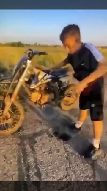 Подросток проехался на питбайке по горящей бутылке с бензином и загорелся как "Призрачный гонщик"