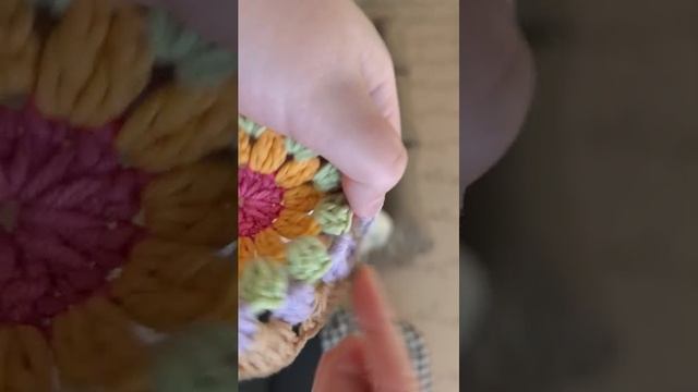 вязаные крючком разноцветные салфетки