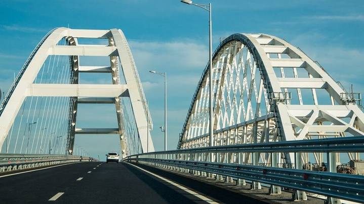 На Крымском мосту возобновлено движение автотранспорта