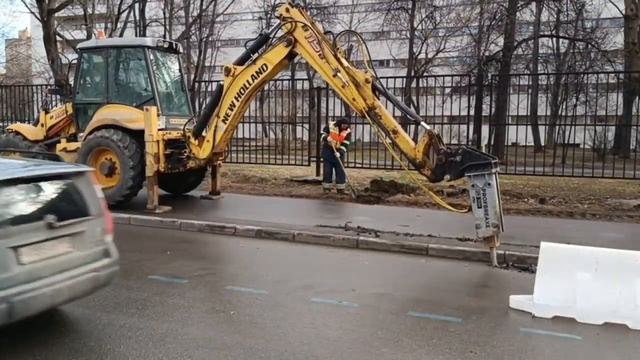 Экскаватор-погрузчик New Holland B115B, дорожные работы с гидромолотом PBH. #excavator  #newholland
