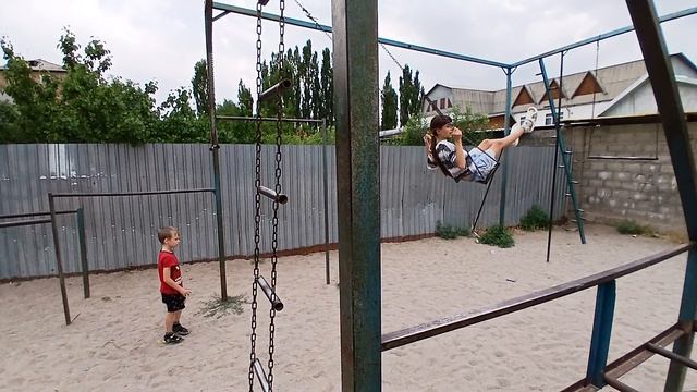 Качаемся на качелях на детской площадке. Я отдыхаю в Бишкеке.Чем я занимаюсь там,жизнь в Кыргызстане