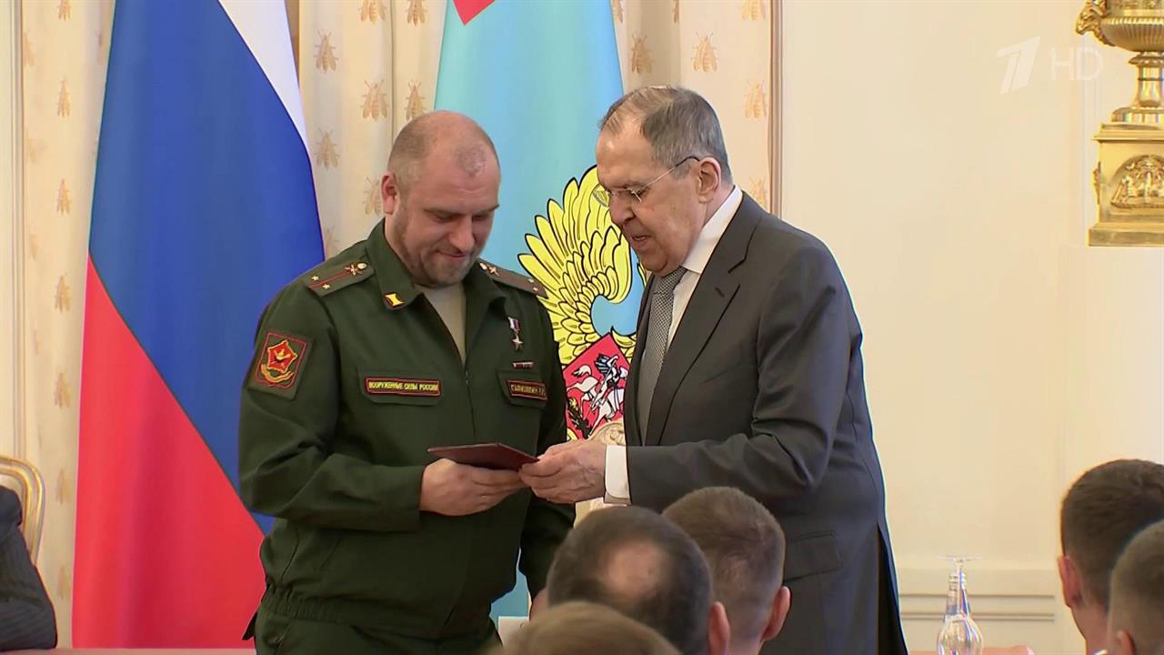 Сергей Лавров вручил дипломы прошедшим переподготовку участникам СВО