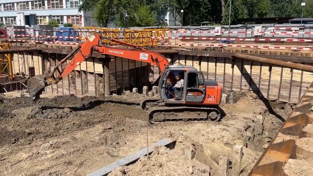 Экскаватор Hitachi ZX120 на строительном участке.