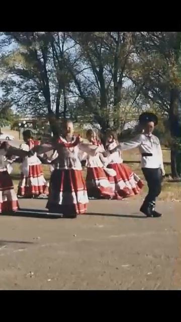 Юные казачата! Образцовый фольклорный ансамбль "Донские узоры" (младшая группа)