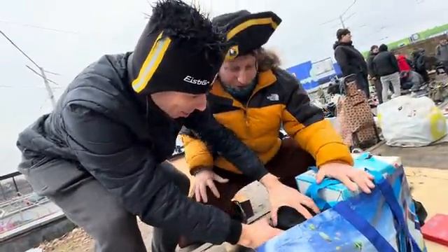 Виталик Зелёный Приехали на барахолку к Камраду