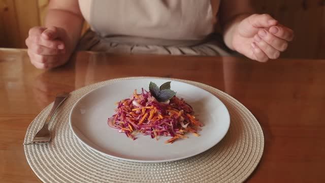 Салат из краснокочанной капусты с маринованным красным луком