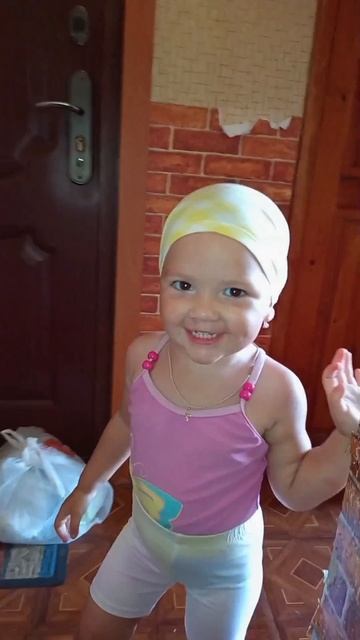 Купаться 🌊
#семья #дети #дочка #будни #жизнь