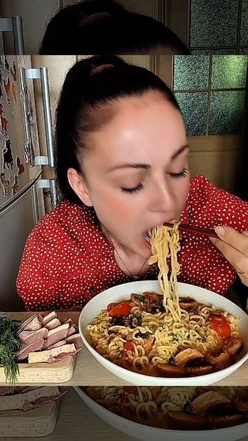 Мукбанг🍜Острая лапша с сардельками и помидорами 🥗🍗🤤