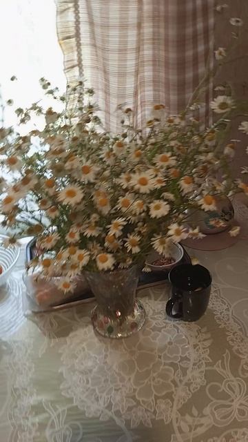 Внучка букетик собрала.