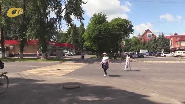 ЖЕЛЕЗНОГОРЦЫ ПЕРЕХОДЯТ ПЕРЕКРЕСТКИ С РАЗВОДЯЩИМИ ПОТОКИ ТРАНСПОРТА СВЕТОФОРАМИ ПО ДИАГОНАЛИ