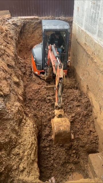Экскаватор Hitachi ZX33U-5A работа в стесненных условиях.