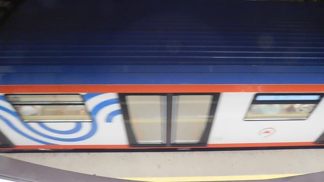 Отправка поезда метро. Вид сверху