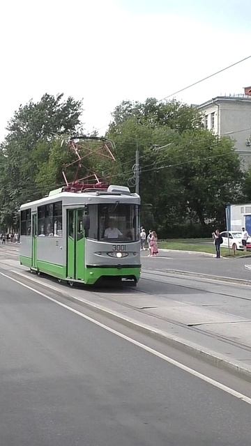 Москва. Трамвайный вагон № 3001 модели 71-135 (ЛМ-2000) следует по Волочаевской улице.
