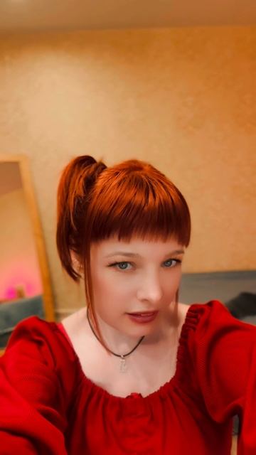 Магия момента: просто я, красное платье и песня, которая заставляет задуматься… 🌬️ 'Что нам ветер…'