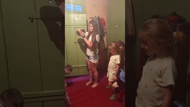Играю в прятки с подругами