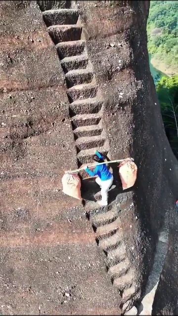 Лестница в небо: опасное испытание в горах Данься