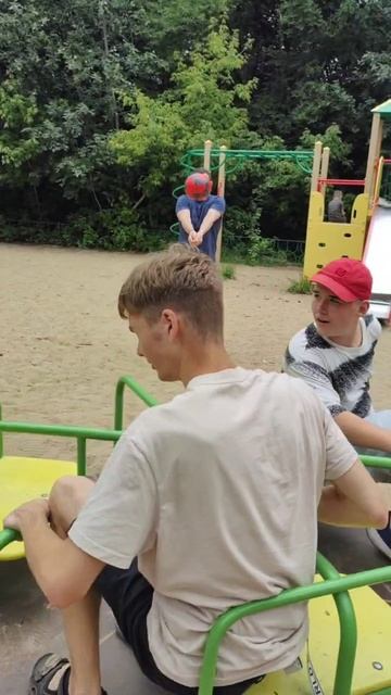 гуляем с ребятами на площадке!