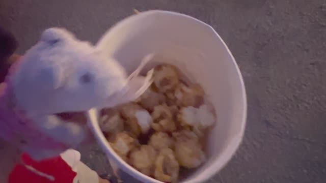 Буша пробует сладкий попкорн с карамелью