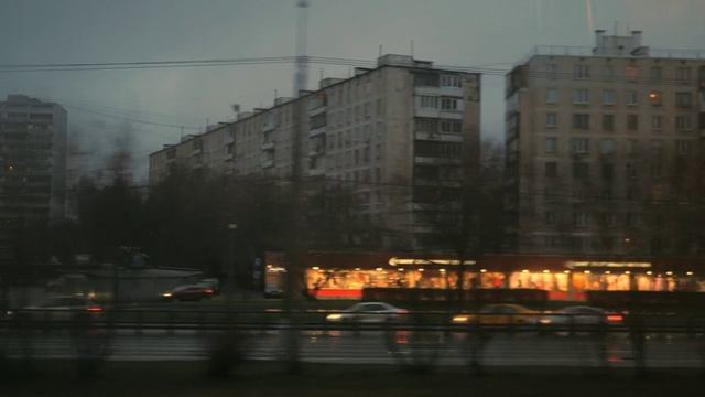 Поездка на поезде через город