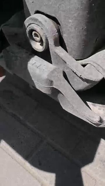 гремят ригели на рефе. как сделать так чтобы "ноги" не гремели.