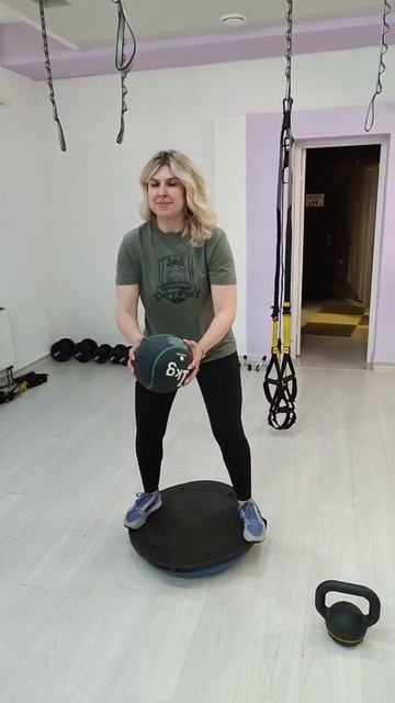 Света на полусфере или BOSU (приседания на баланс)