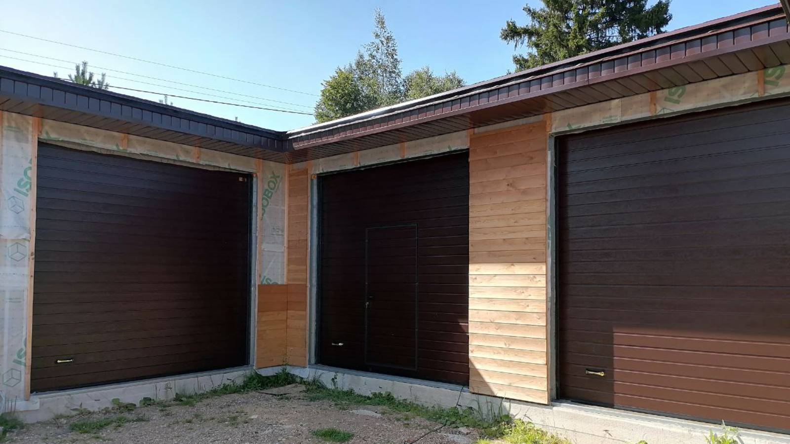 🎉 Установили трое секционных ворот Алютех серии Prestige с подготовкой проёмов за 2 дня! 🎉