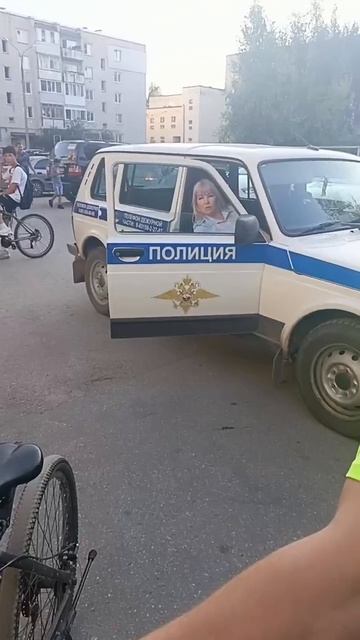 Женский экипаж полиции не смог справиться с одним приезжим, который чуть не вырвал им дверь в машине