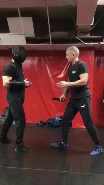 Блокирование вооруженной руки - контратака.